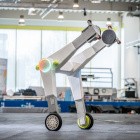 Evobot: Selbstbalancierender Roboter ergreift und trägt Fracht