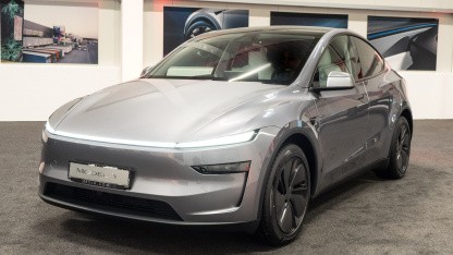 Neues Tesla Model Y angeschaut: Das Tesla-Logo fehlt, der Blinkerhebel ist noch da