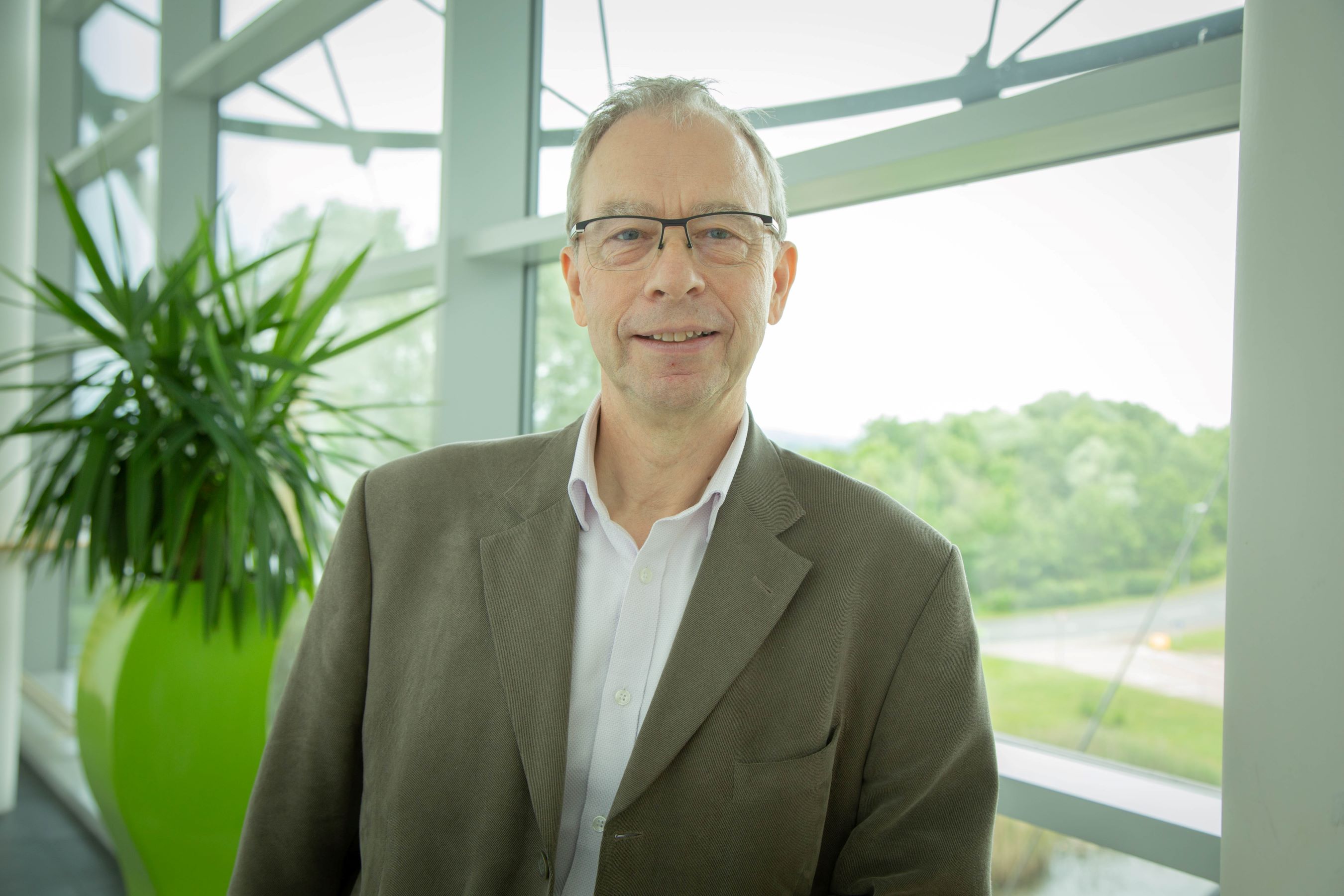 Corporate headshot of Professor Alan Thorpe, Met Office Non-Executive Director