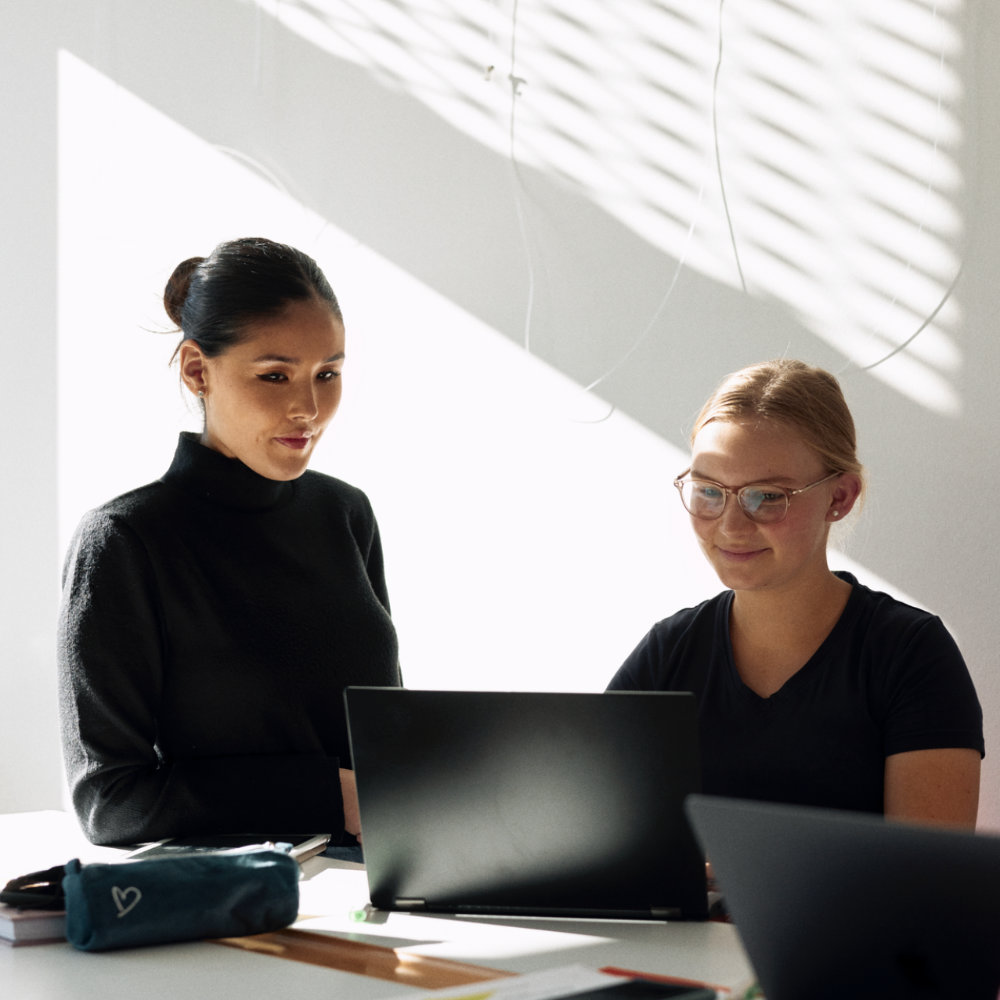 Zwei Personen am Laptop